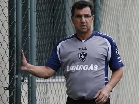 Estevam Soares Estevam Soares admite risco de demisso do Botafogo