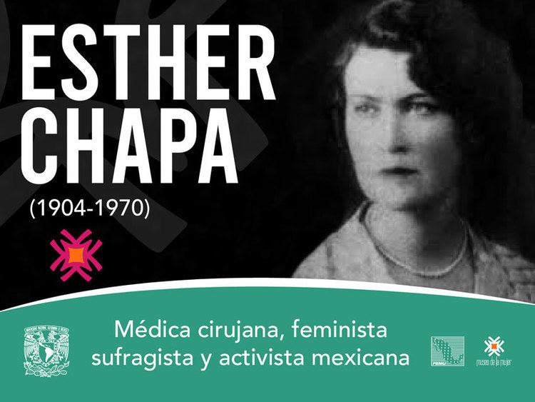 In black background, on the left is a word “ ESTHER CHAPA” “ 1904-1970” with a red flower logo, on the right ESTHER CHAPA is serious, looking to her right has blac short wavy hair wearing a gray necklace and a gray top. At the bottom is a green background with a word written “Médica cirujana, feminista sufragista y activista mexicana” and a flower logo at the right.