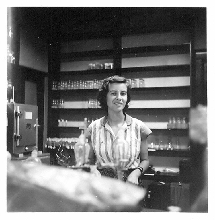 Esther Lederberg EstherMZimmerLederberg lab 1950sjpg