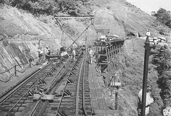 Estrada de Ferro Santos-Jundiaí Comeava a construo da ferrovia SantosJundia Opinio e Notcia