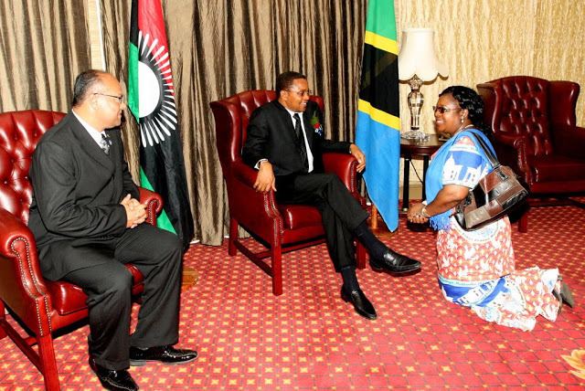 Etta Banda Etta Banda Kneels Down To Welcome Tanzanian President Foreign
