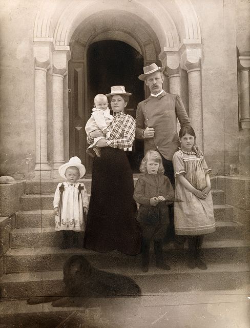 Eva Nansen Portrett av Fridtjof og Eva Nansen med barna 1902
