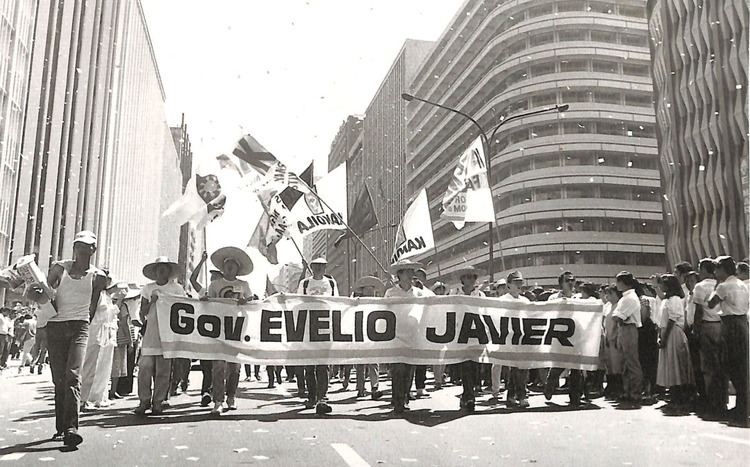 Men and women gathered on the streets holding banners, flags, and tarpaulins days after Evelios Javier's death.
