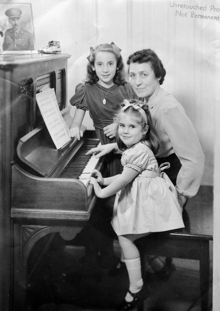 Evelyn Lett Evelyn Lett with daughters City of Vancouver Archives