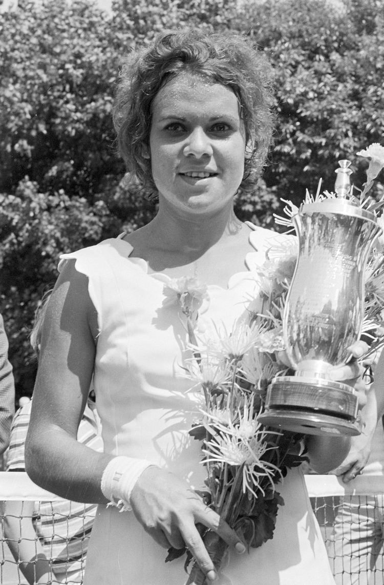 Evonne Goolagong Cawley smiling and wearing dress at the 1971 Dutch Open