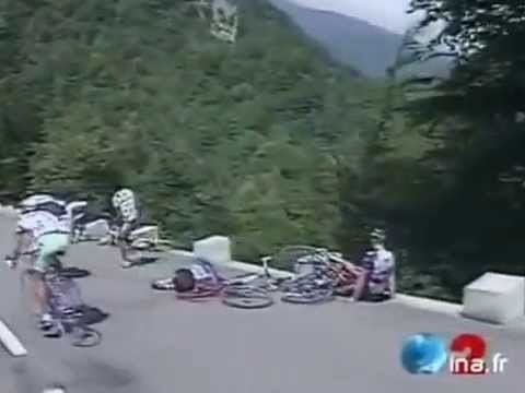 Bikers fell down at the 1995 Tour de France