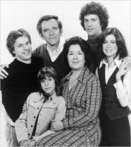 James Broderick smiling with Sada Thompson, John Rubinstein, Elayne Heilveil, Kristy McNichol, and Gary Frank in the 1976 tv series Family