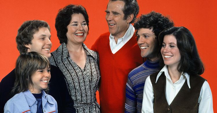 James Broderick smiling with Sada Thompson, John Rubinstein, Elayne Heilveil, Kristy McNichol, and Gary Frank in the 1976 tv series Family