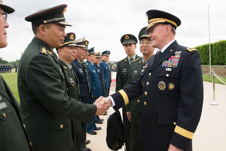 Fang Fenghui USArmyGenMartinEDempseychairmanoftheJointChiefsofStaffshakeshandswithaChineseofficerduringafullhonorwelcomeceremonyfor