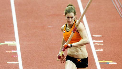 Femke Pluim Pluim scherpt Nederlands record polsstokhoogspringen aan