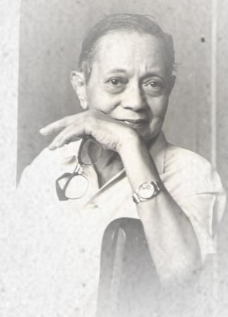 Fernando Amorsolo wearing polo and wristwatch while holding his eyeglasses