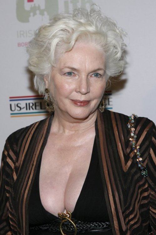 Fionnula Flanagan posing and wearing a black dress with a black and brown coat during the 2007 US-Ireland Allliance Gala.