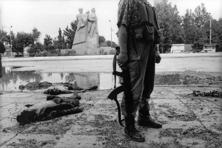 Bodies of Russian soldiers who had been executed by Chechen fighters. "The Three Idiots" monument can be seen behind them