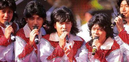 Members of Five Tiger Generals of TVB, Andy Lau, Kent Tong, Felix Wong, Tony Leung Chiu-wai, and Michael Miu are singing, holding microphones, and wearing red and white shirts.