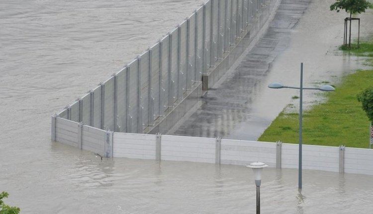 Flood barrier Barrier