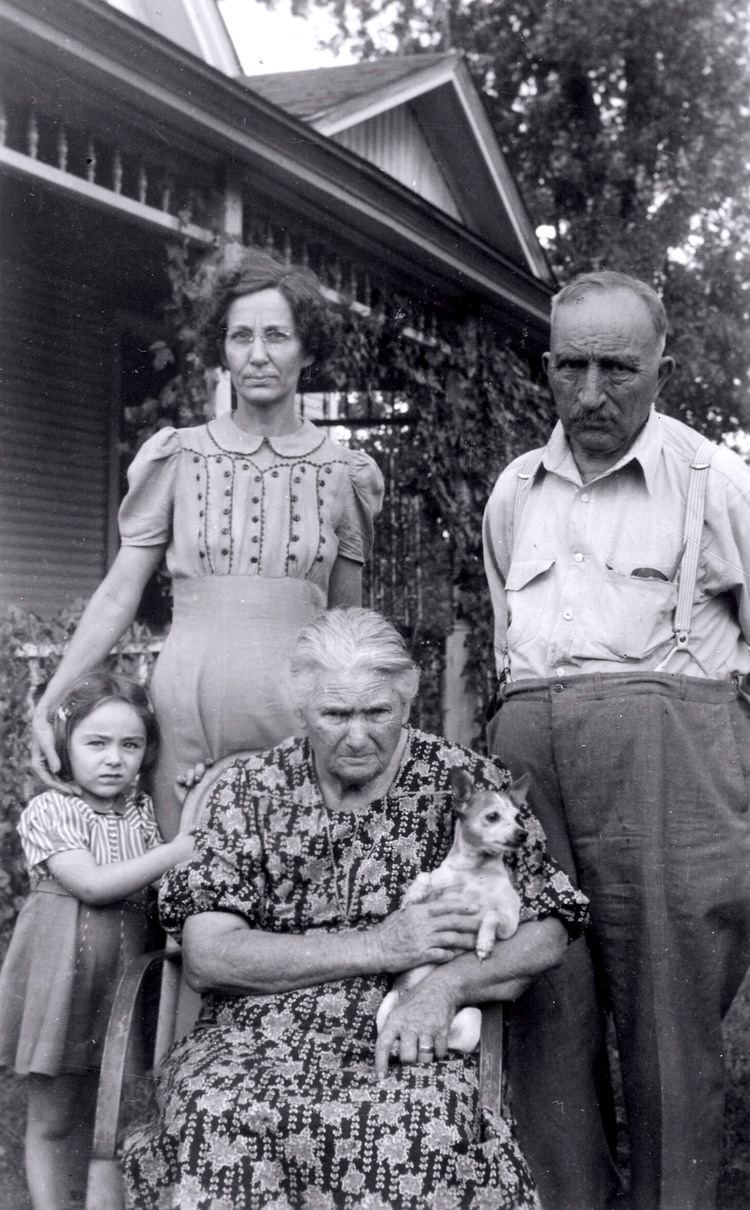 Florence Tullis with her family