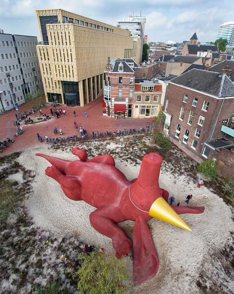 Florentijn Hofman florentijn hofman realizes giant climbable aardvark