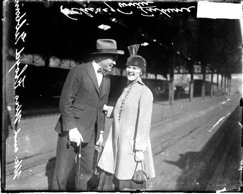 Floyd Gibbons FileFloyd Gibbons w wife 1917jpg Wikimedia Commons