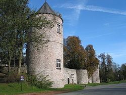 Fontaine-l'Évêque Castle httpsuploadwikimediaorgwikipediacommonsthu