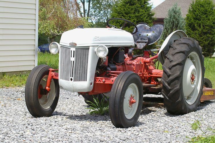 Ford N-Series tractor FileFordTractorjpg Wikimedia Commons