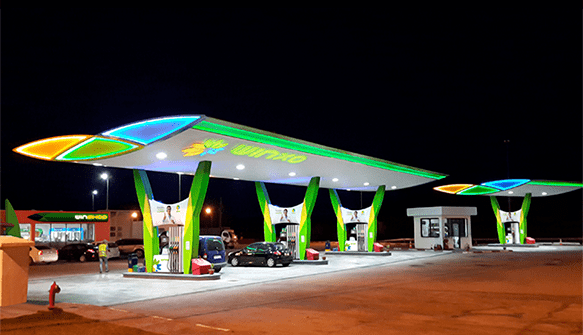 Forecourt Roadside Retail A dramatic modern forecourt design that places the