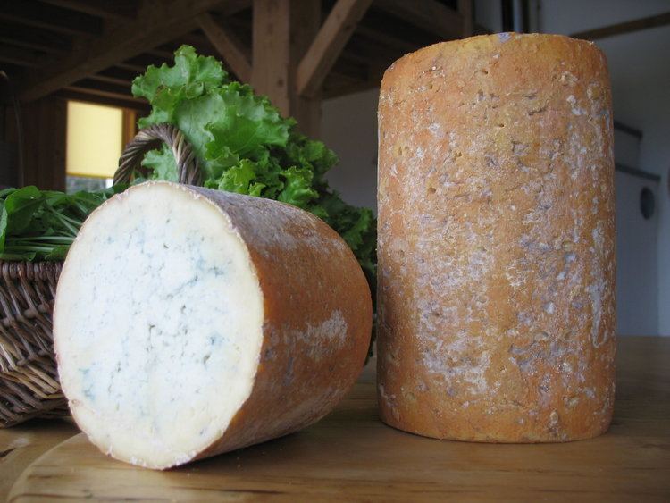 Fourme de Montbrison Fourme de Montbrison entire Fromagerie la Griotte