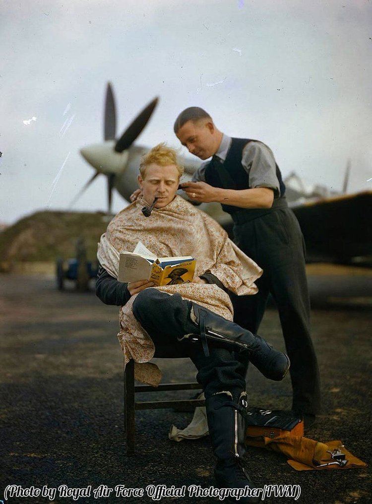 Francis Mellersh (RAF officer) RAF pilot Francis Mellersh getting a haircut and reading Greenmantle