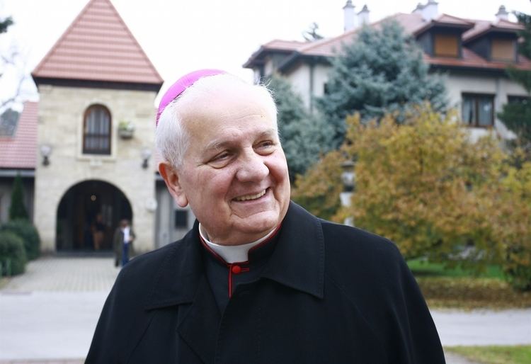 Franjo Komarica Biskup Franjo Komarica jednim potezom oduevio itavu regiju