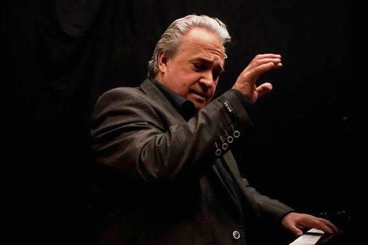 Frank Fernández (pianist) Frank Fernndez dedica concierto de piano a Fidel