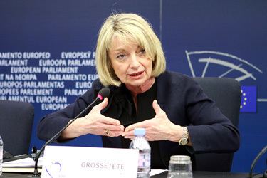 Françoise Grossetête Franoise Grossette signe quotL39appel des onzequot pour Nicolas Sarkozy