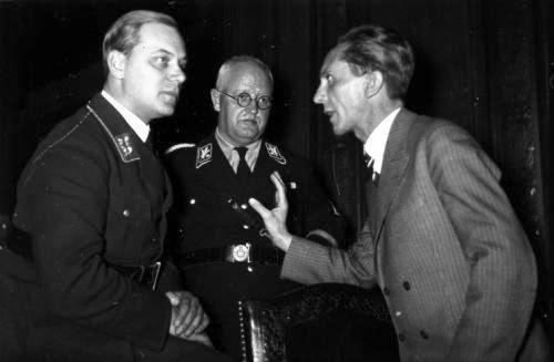 Franz Xaver Schwarz Joseph Goebbels con Alfred Rosenberg y Franz Xaver Schwarz World