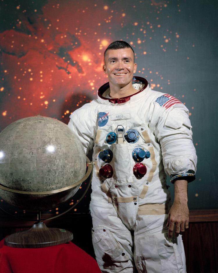 Fred Haise httpsuploadwikimediaorgwikipediacommons44