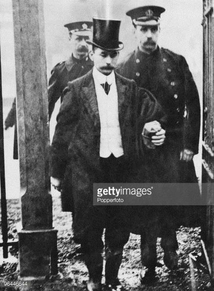 Frederick Seddon British murderer Frederick Henry Seddon accompanied by two police