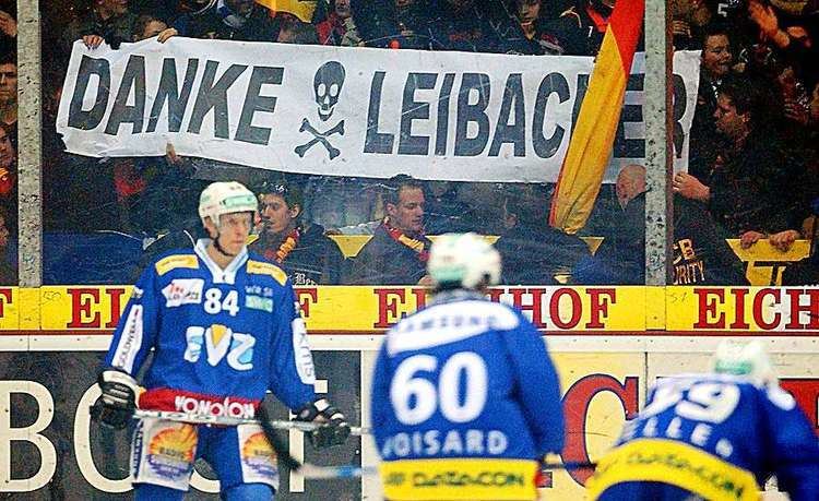 People cheering for Friedrich Leibacher while playing hockey