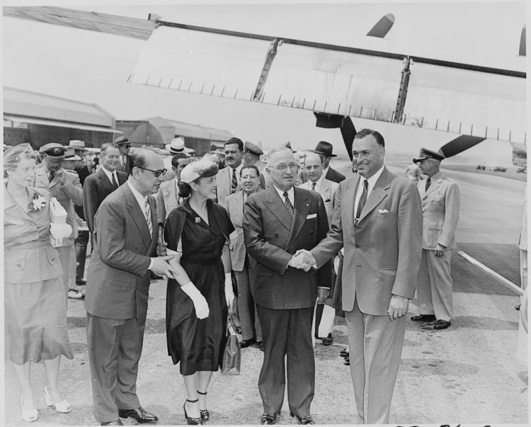 Galo Plaza FilePhotograph of President Truman greeting President