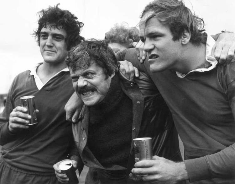 Garrick Fay Oliver Reed Garrick Fay and Stuart Gregory enjoy some beer Rugby