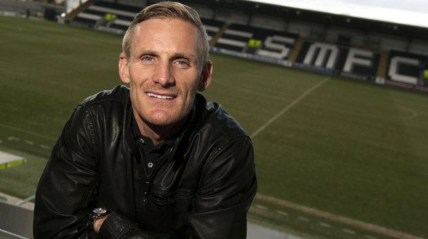 Gary Teale Gary Teale puts pentopaper on new oneyear contract with