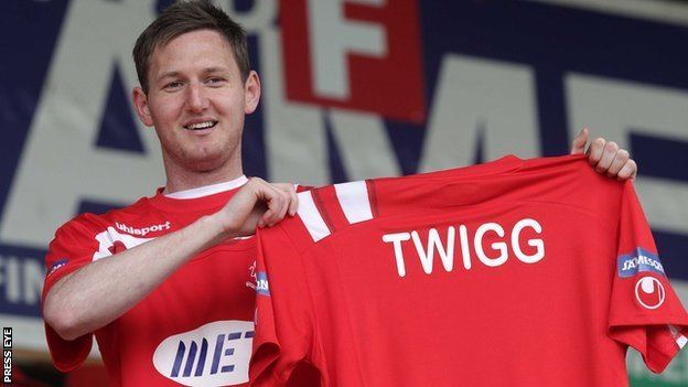 Gary Twigg BBC Sport Portadown sign striker Gary Twigg from