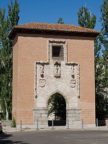 Gate of la Latina httpsuploadwikimediaorgwikipediacommonsthu