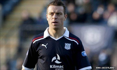 Gavin Rae BBC Sport Aberdeen sign veteran Dundee midfielder Gavin Rae