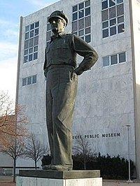 General Douglas MacArthur (Dean) httpsuploadwikimediaorgwikipediaenthumb8