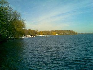 Geneva Lake httpsuploadwikimediaorgwikipediacommonsthu