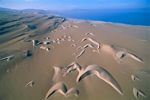 George Steinmetz Breathtaking Photos of Deserts Shot from a Paraglider