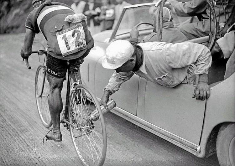 Gino Sciardis Italian cyclist Gino Sciardis getting his bike lubricated during the
