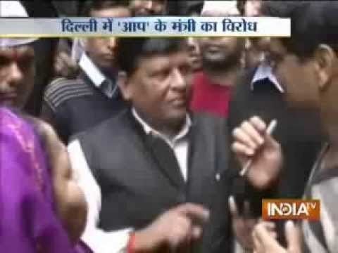 Girish Soni AAP MLA Girish Soni sorrunded and questioned by Women in Delhi YouTube