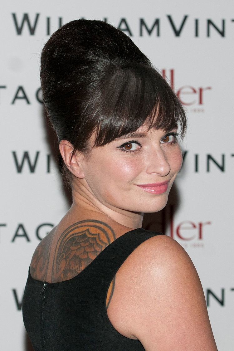 Gizzi Erskine Gizzi Erskine Bumpits at the Ready The Beehive Is Back