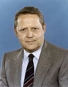 Günter Schabowski httpsuploadwikimediaorgwikipediacommonsthu