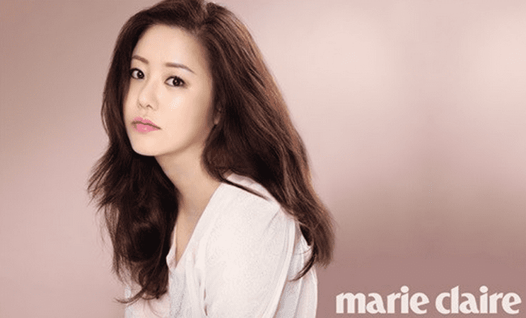 Go Hyun-jung Go Hyun Jung Shows off Her Clear Skin for Marie Claire