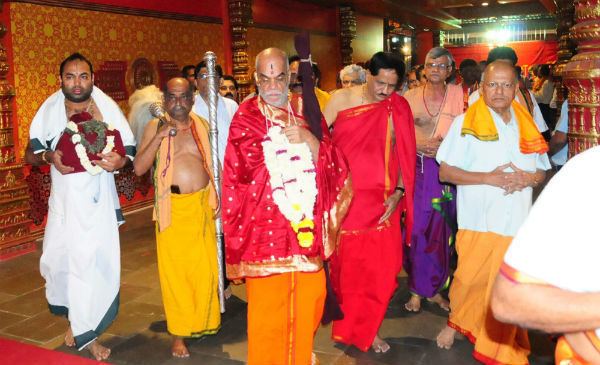 Gokarna Math Mumbai Parthagali Mathadeesha visits Rama Mandira in Vadala