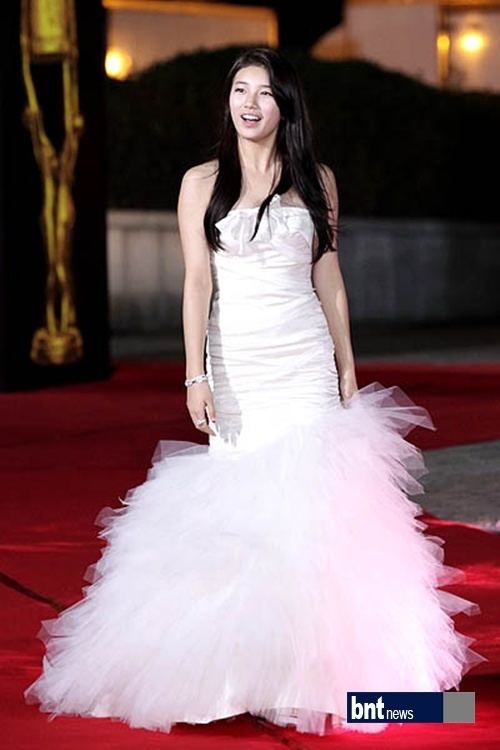 Grand Bell Awards BNTNews bnt photo Suzy white angel on Grand Bell Awards recarpet